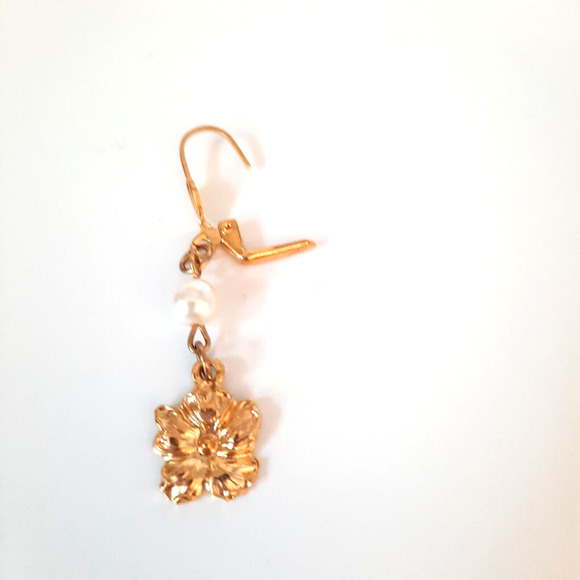 Richelieu Vintage Flower Faux Pearl Gold Tone Lever back Pierced Earrings - Picture 5 of 5